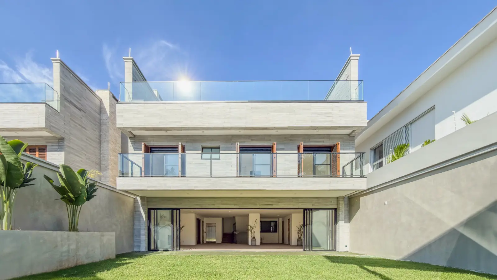 Casa Jardim Teviot — fachada com rooftop e jardim privativo