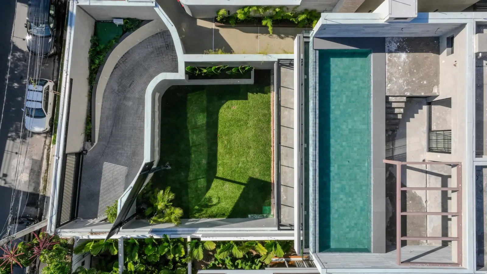 Casa Jardim Teviot — vista aérea da piscina de borda infinita e do jardim privativo