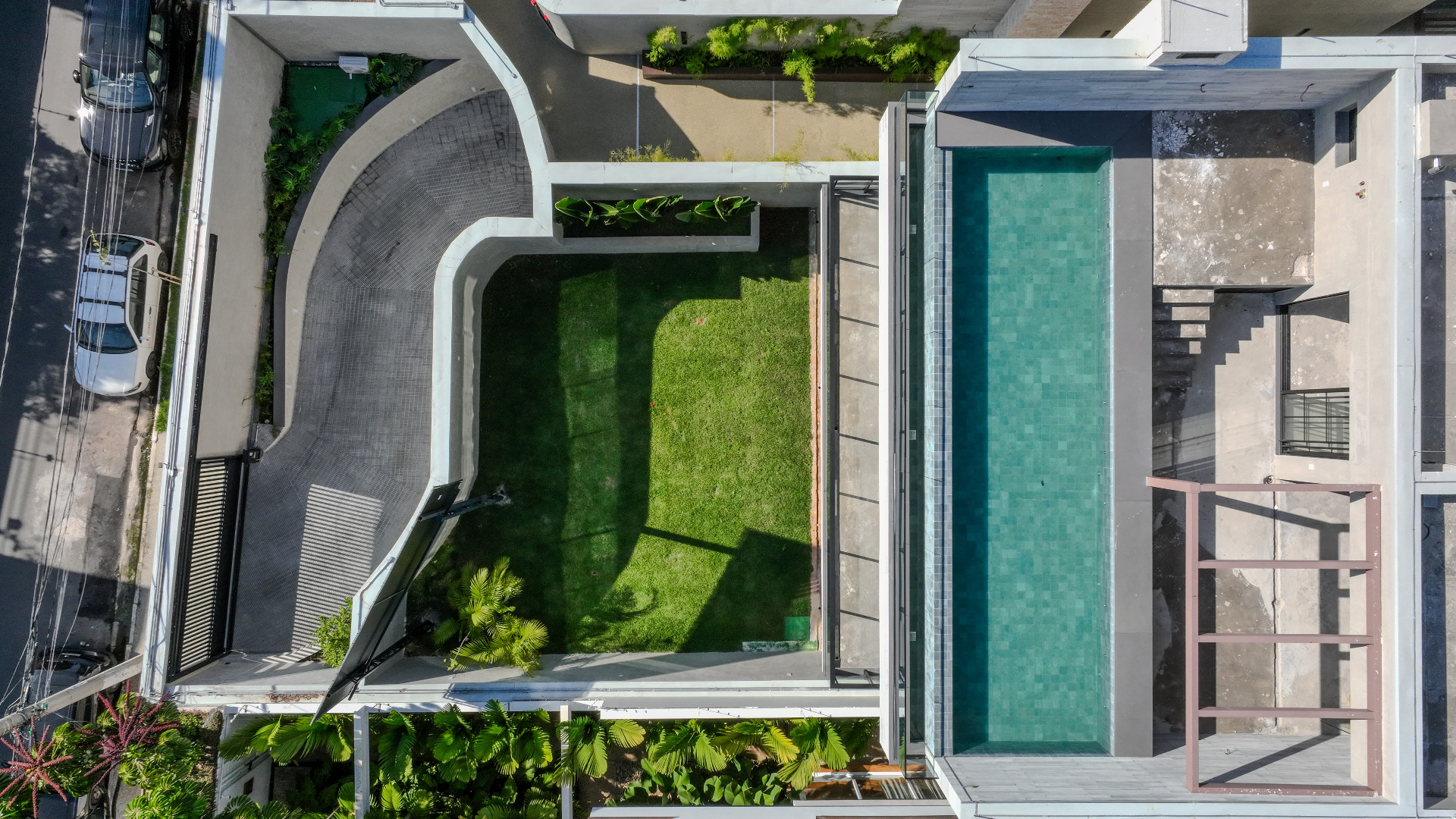 Vista aérea da piscina e jardim privativo
